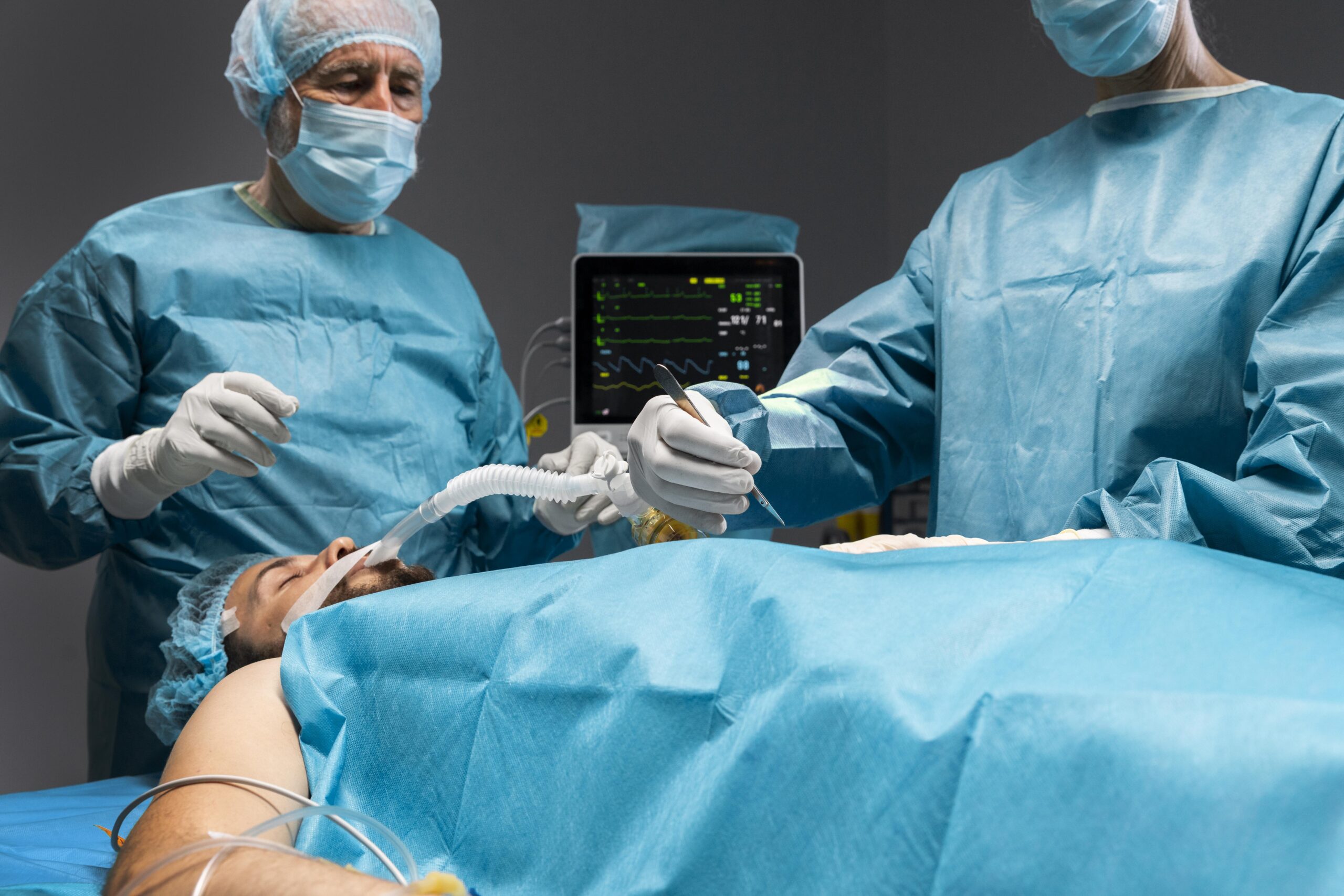 diferentes medicos que realizan un procedimiento quirurgico en un paciente