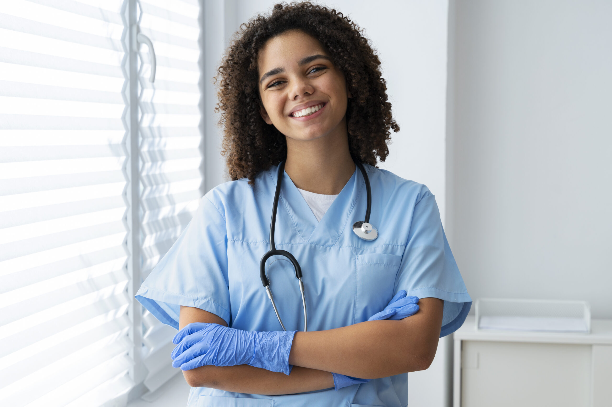 enfermera negra en su espacio de trabajo