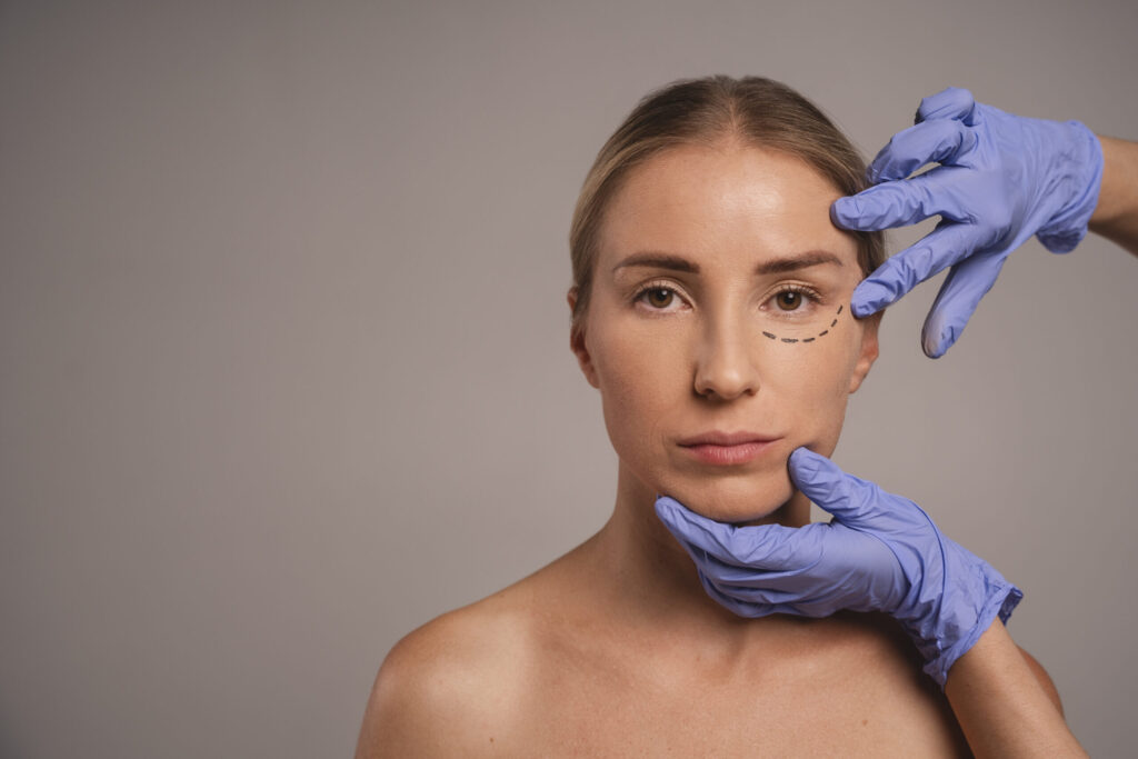mujer preparandose para la cirugia estetica